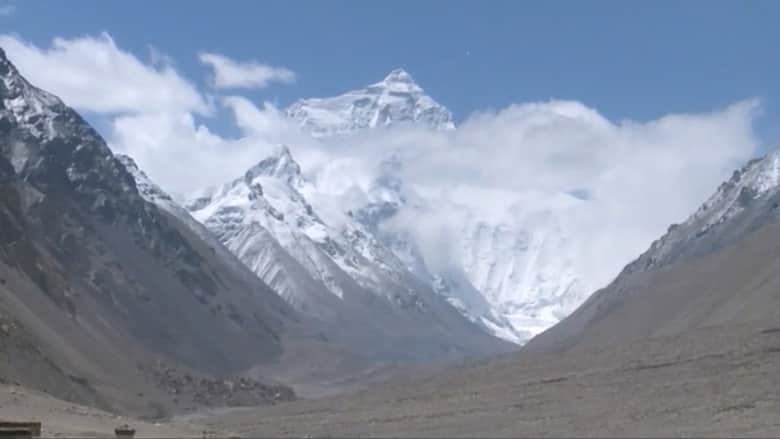 الربيع مثالي لتسلق إيفرست.. نيبال تحرّر تصاريح قياسية للمغامرة