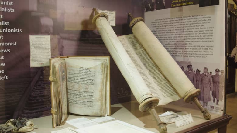 في دبي.. عرض مخطوطة توراتية نادرة بأول معرض للهولوكوست في الشرق الأوسط