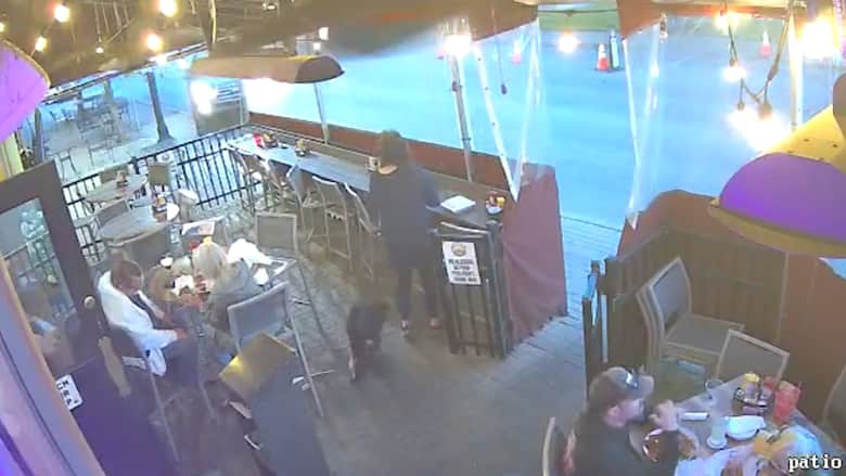 فيديو مراقبة يُظهر سيارة تصطدم بالفناء الخارجي لمطعم وتحطمه بالكامل