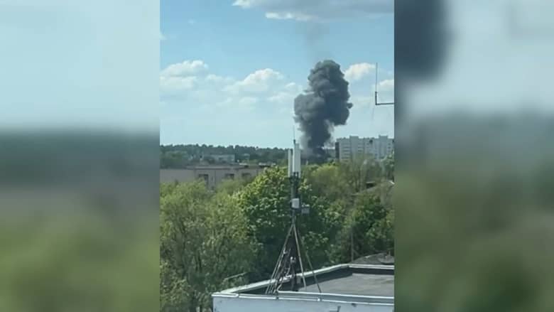 فيديو يظهر ما يبدو أنه صاروخ يستهدف مروحية عسكرية لموسكو في الأراضي الروسية