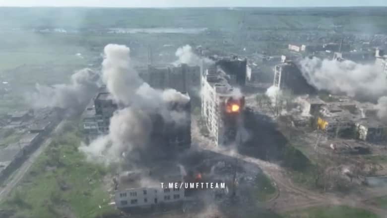 انفجارات في كل مكان.. شاهد ما رصدته طائرة مسيّرة عندما حلقت فوق مدينة أوكرانية