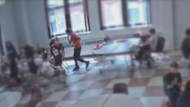 كاميرا ترصد لحظة اختناق طالب داخل مطعم.. شاهد رد فعل شقيقته بجانبه