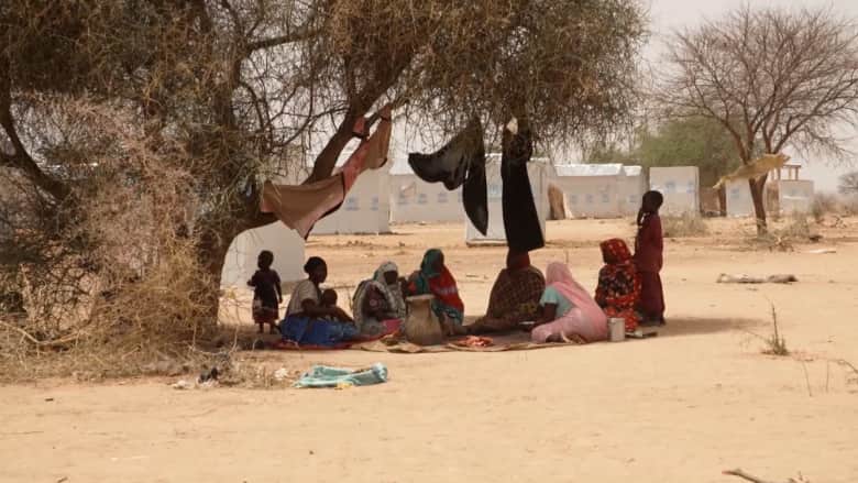 أكثر من مليون نازح سوداني.. شاهد كيف يفضل بعضهم العيش تحت حرارة الصيف في الصحراء على العودة إلى وطنهم