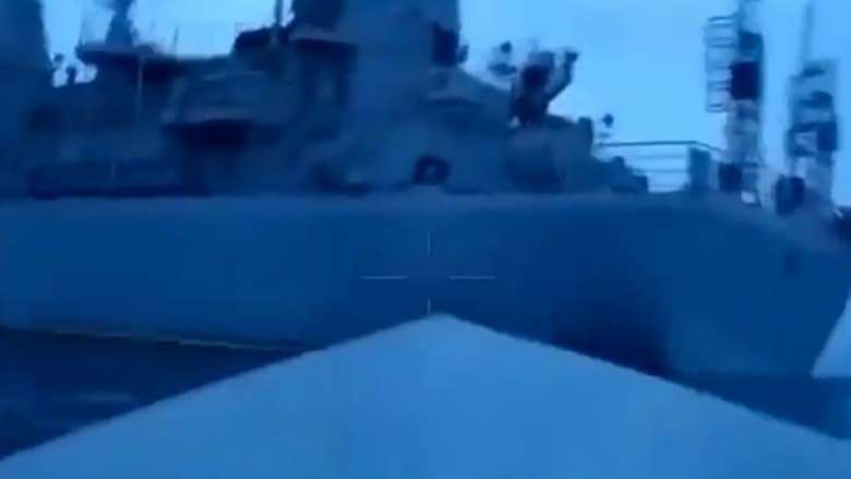 مقطع فيديو يُظهر هجوم "زورق مسيّر" وصدمه سفينة استطلاع روسية على ما يبدو