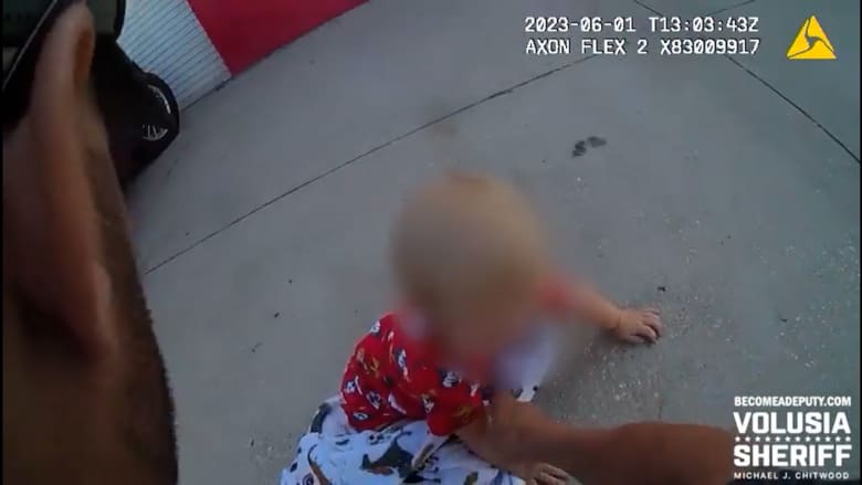مشهد محزن.. كاميرا مراقبة ترصد ما فعله لص عندما عثر على طفل داخل سيارة سرقها