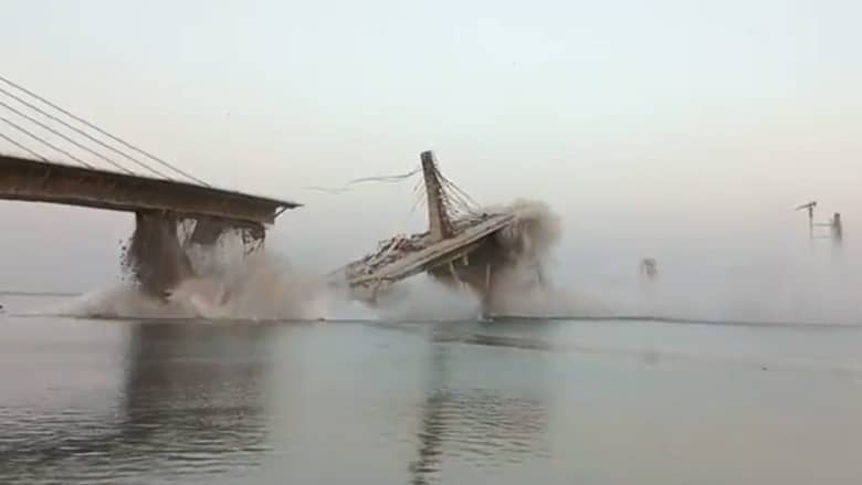 أحدث اهتزازات ضخمة.. فيديو درامي للحظة انهيار جسر بطول 3 كيلومترات في الهند