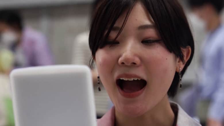 شاهد كيف يتعلم يابانيون الابتسام مجددًا بعد سنوات من ارتداء الكمامات