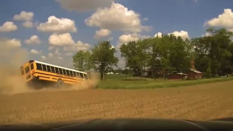 سرق حافلة مدرسية ودخل في مطاردة غريبة مع رجال الشرطة لأكثر من 80 ميلًا