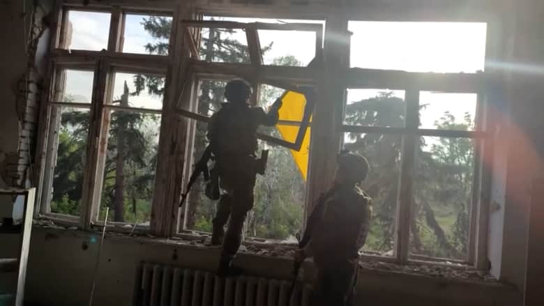 عمليات هجومية أوكرانية تكتسب زخمًا.. وجندي يرفع العلم في قرية تم تحريرها