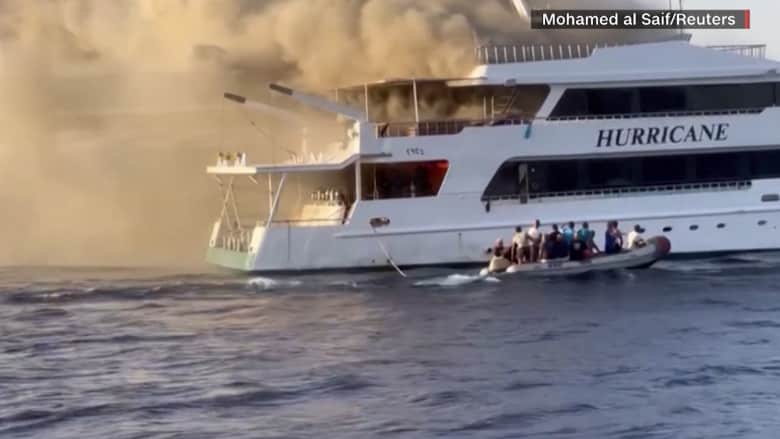أسفر عن مقتل 3 بريطانيين.. فيديو يظهر لحظة اشتعال قارب في عرض البحر الأحمر في مصر