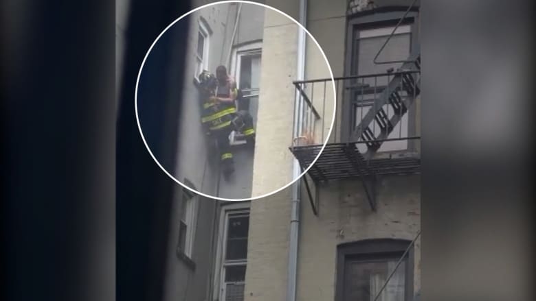 بحبل معلّق وشجاعة رجل إطفاء.. كاميرا ترصد إنقاذ شخص من مبنى تلتهمه النيران