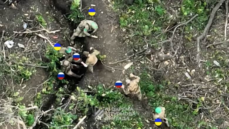 بحالة من الفوضى.. شاهد لحظة استسلام جنود روس للقوات الأوكرانية داخل الخنادق