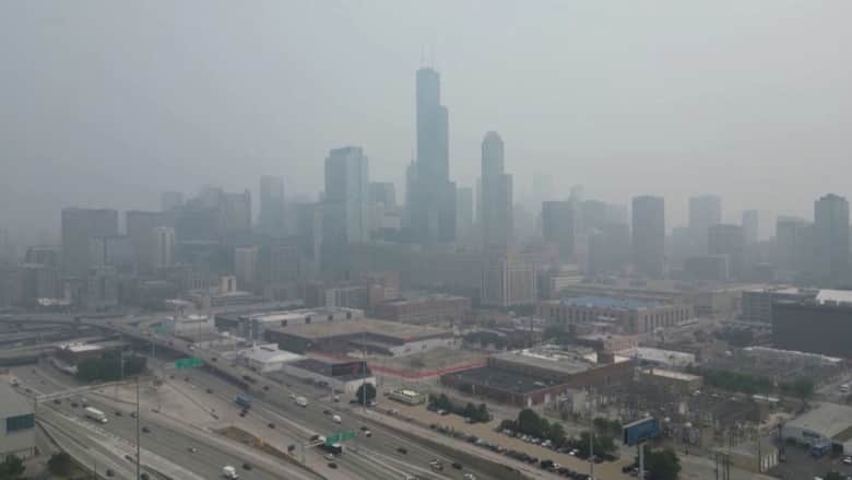 وسط انخفاض للرؤية.. شاهد كيف غطى الدخان الكثيف أفق شيكاغو بسبب حرائق الغابات