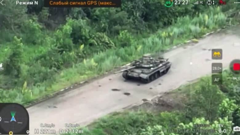 شاهد لحظة تدمير دبابة روسية بغارة جوية أوكرانية
