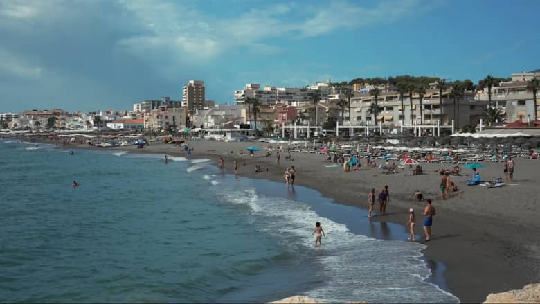 أكثر من 325 يومًا مشمسًا في السنة.. ما سر هذا الساحل الإسباني؟