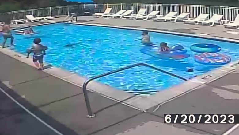 كاميرا ترصد ما فعله صبيان صغيران عندما لاحظا طفلًا يغرق ببركة سباحة