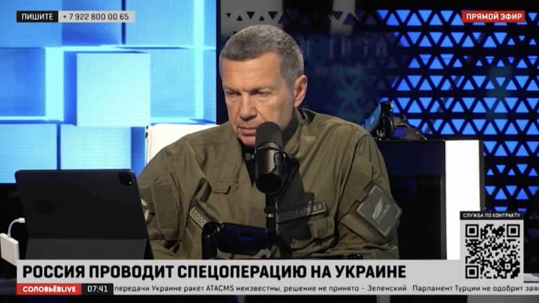 استمع لمذيع التلفزيون الروسي ينتقد المشاهدين الذين دافعوا عن طرد الجنرال إيفان بوبوف