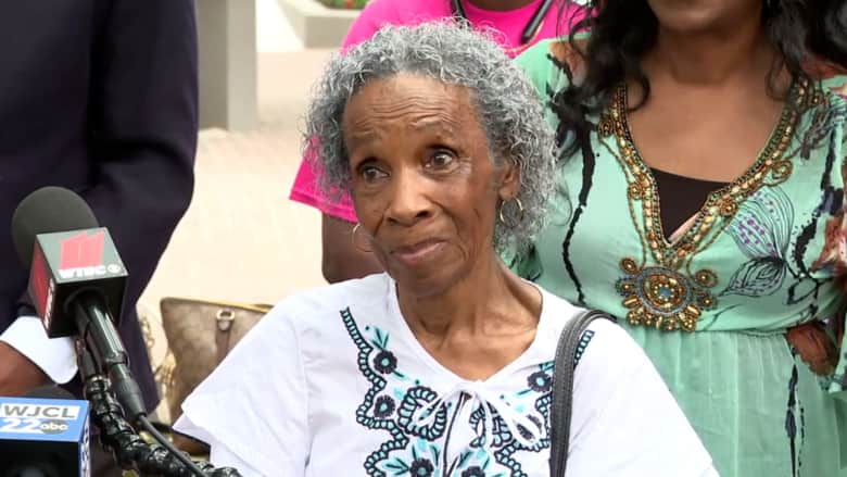 "اتركوني وشأني".. شاهد ما قالته سيدة بعمر 93 عامًا تكافح في معركة قانونية لإبقاء منزلها
