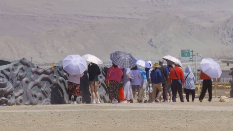 80 درجة مئوية.. شاهد تدفق السياح لتجربة أكثر الأماكن حرارة في الصين