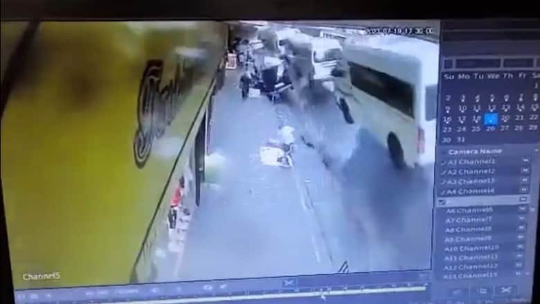 رفع الحافلات عن الأرض.. كاميرا مراقبة ترصد لحظة وقوع انفجار هائل في جوهانسبرغ