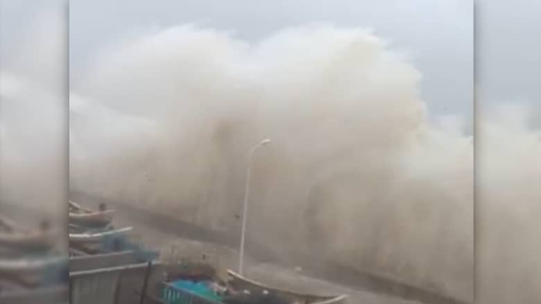 مشهد مخيف.. شاهد لحظة وصول إعصار دوكسوري المدمر إلى اليابسة في الصين
