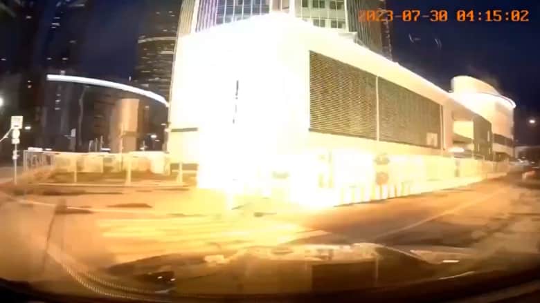 كاميرا سيارة ترصد لحظة استهداف طائرة مسيّرة العاصمة الروسية موسكو