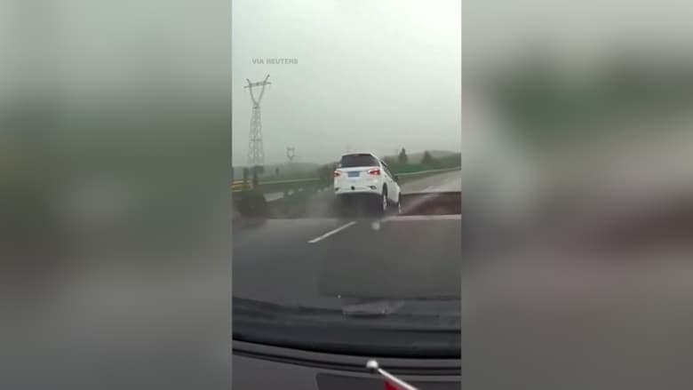 فيديو مخيف يظهر لحظة سقوط سيارة من فوق جسر منهار في الصين