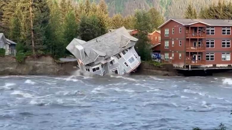 جرفته المياه.. فيديو يرصد لحظة وقوع انهيار مخيف لمنزل في نهر بأمريكا