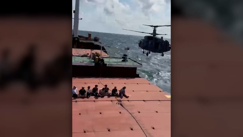 بعد طلقات تحذيرية.. شاهد لحظة صعود جنود روس على سفينة شحن تركية لتفتيشها في البحر الأسود