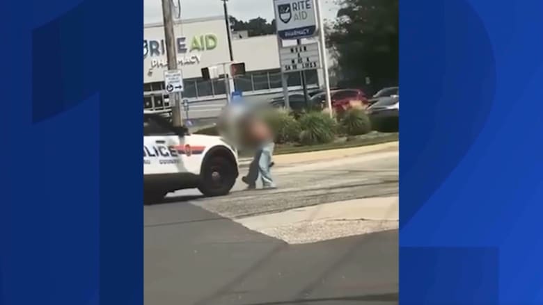 ضابط شرطة يصطدم بسيارته متعمدًا امرأة تقف منتصف الطريق ويطرحها أرضًا.. شاهد السبب