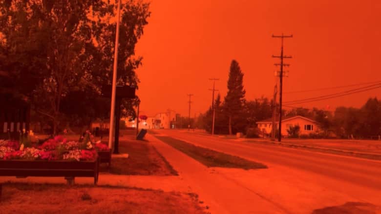 صبغ السماء باللون الأحمر.. فيديو سريالي يُظهر ما تسبب به حريق هائل في كندا
