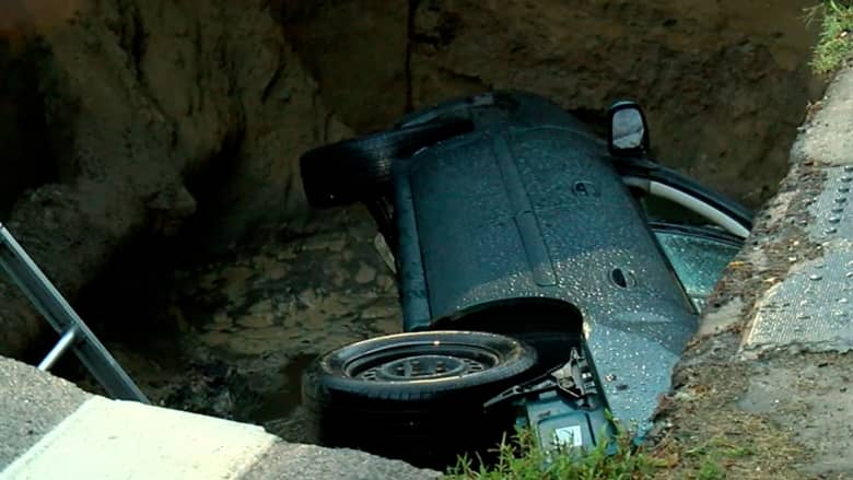 وجد رأسًا يطل من الأرض.. رجل يسرد تفاصيل موقف غريب بعد ظهور حفرة كبيرة ابتلعت سيارة