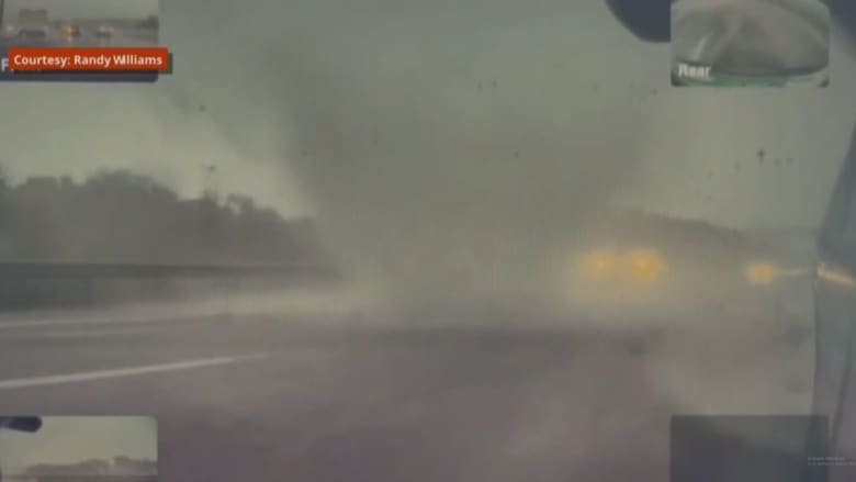 رفعها عن الأرض.. مشهد مخيف لإعصار قوي ترصده كاميرا سيارة على طريق سريع