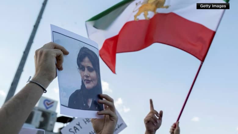 حملة اعتقالات بإيران قبل ذكرى وفاة مهسا أميني.. ومحامون يؤكدون تعرض أقارب نشطاء ومُعدمين لمضايقات