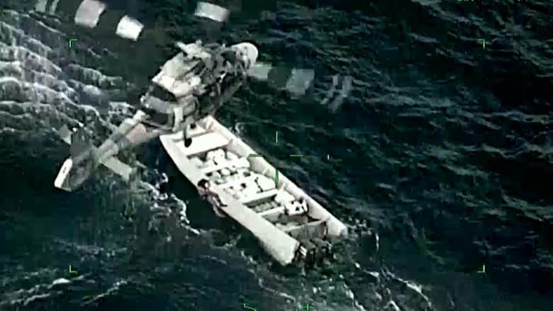اعتقلت 11 شخصا في عرض المحيط.. حوامة للبحرية المكسيكية تضبط حمولة كوكايين على متن قارب