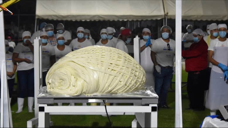 بلدة في المكسيك صنعت أكبر كرة من خيوط الجبن في العالم.. شاهد كيف فعلت ذلك
