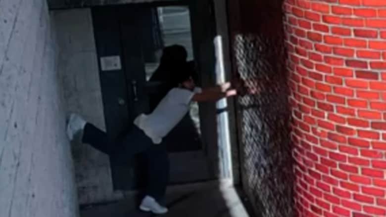 تحدى الجاذبية وتسلق بشكل أفقي.. فيديو يظهر هروب سجين أمام كاميرا مراقبة بأمريكا والشرطة تشن عملية مطاردة واسعة
