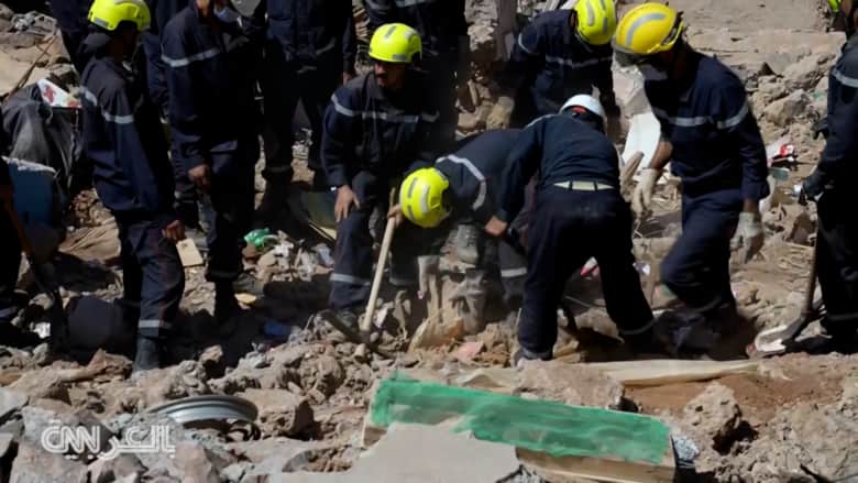 إسقاط مساعدات من السماء وانتشال جثث من تحت الأنقاض.. شاهد صعوبة عمليات البحث والإنقاذ جراء زلزال المغرب