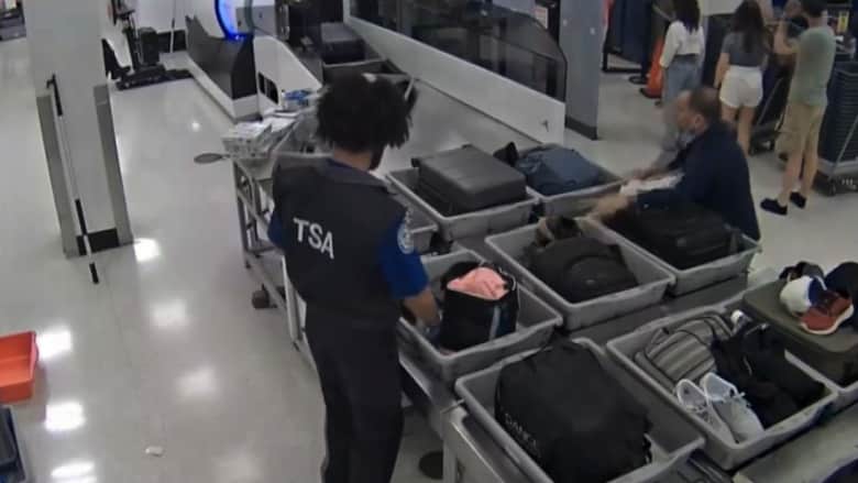 شاهد.. كاميرات مراقبة تضبط موظفي مطار يسرقون حقائب يد الركاب أثناء التفتيش