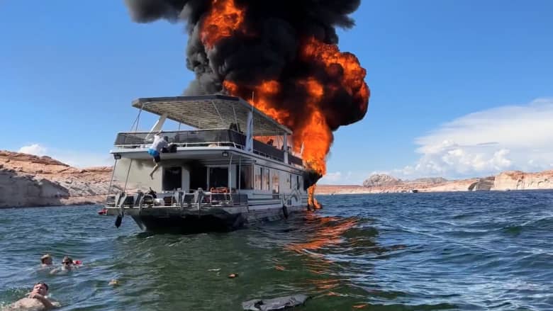 لحظات مخيفة لإنقاذ عائلة على متن قارب تلتهمه النيران.. شاهد ما حدث