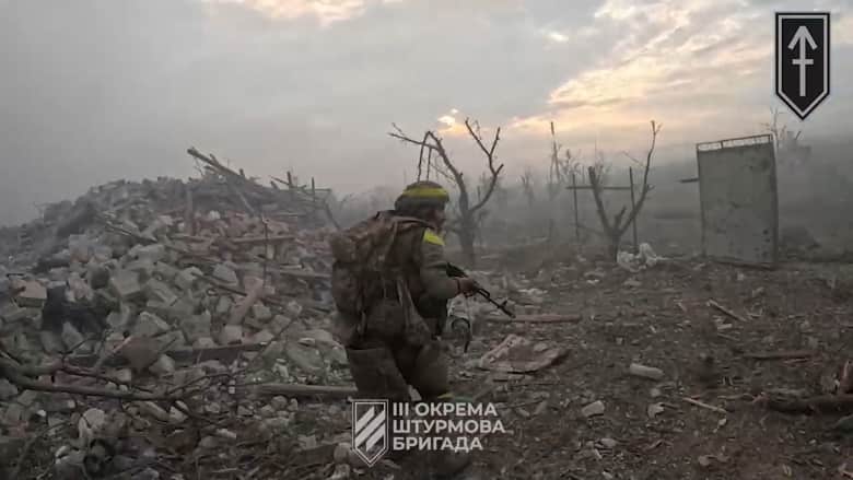 فيديو يظهر معارك ضارية بين جيشي أوكرانيا وروسيا وسط أنقاض بلدة مدمرة