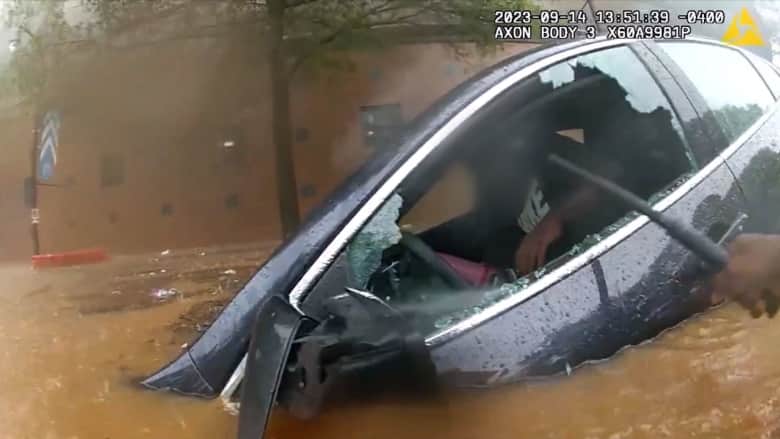 مشهد يحبس الأنفاس.. شاهد مصير سائق علق في سيارته وسط مياه الفيضانات بأمريكا