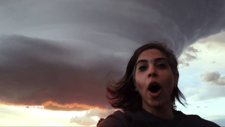 وجهًا لوجه مع العاصفة.. شاهد كيف تصوّر مطاردة عواصف كويتية ظواهر الطقس المتطرفة
