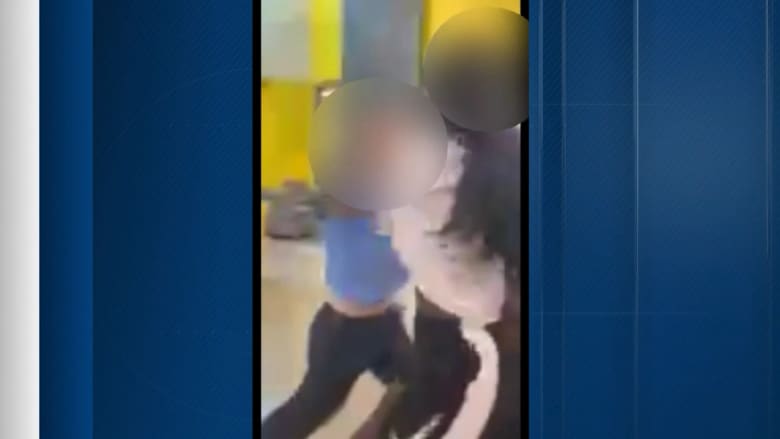 رجل يضرب فتاتين أمام الكاميرا ويباغت موظفين بالرصاص.. شاهد مصيره