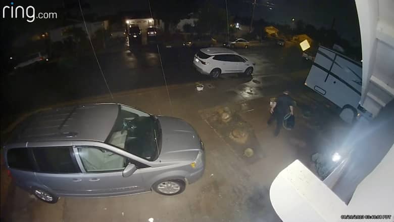 لصوص رصدتهم كاميرات مراقبة.. شاهد كيف سرقوا البنزين من السيارات ليلًا