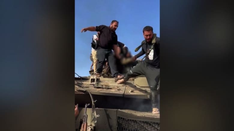 حماس تزعم أسر جنود إسرائيليين.. وفيديو يُظهر ما يبدو أحدهم يسحب خارج مدرعة