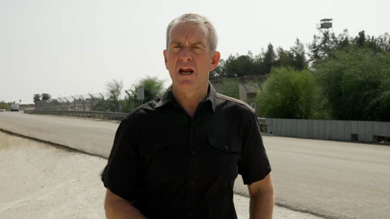تفحصهم الأمن الإسرائيلي قلقًا من مقاتلي حماس.. مراسل CNN ينقل المشهد على بعد 25 كيلومترًا من سياج غزة