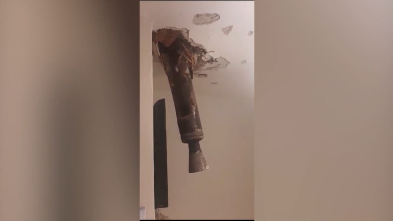 شاهد.. صاروخ فلسطيني يتدلى من سقف منزل في إسرائيل بعد اختراقه