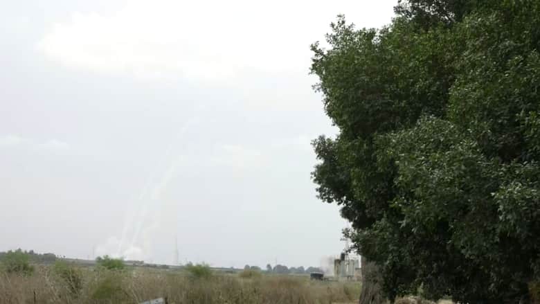 شاهد محاولة "القبة الحديدية" اعتراض صواريخ من غزة