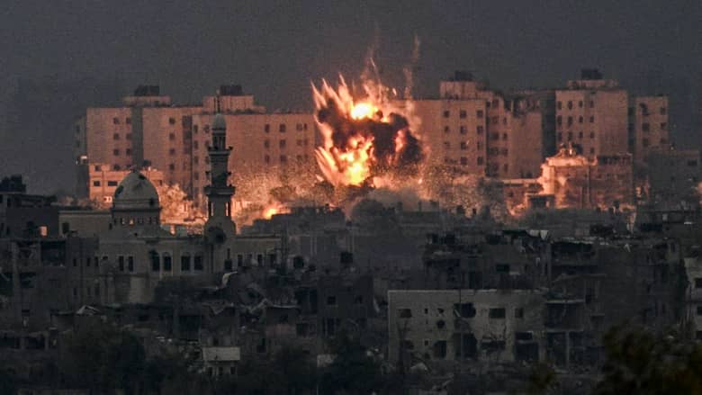 "بنّط من الطابق الثالث عشان ننجو".. سكان دير البلح يصفون لـCNN الأوضاع تحت القصف الإسرائيلي العنيف